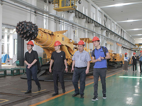 貴陽綜合保稅區(qū)領(lǐng)導一行走訪上海創(chuàng)力集團考察指導(圖2) 貴陽綜合保稅區(qū)領(lǐng)導一行走訪上海創(chuàng)力集團考察指導(圖2)