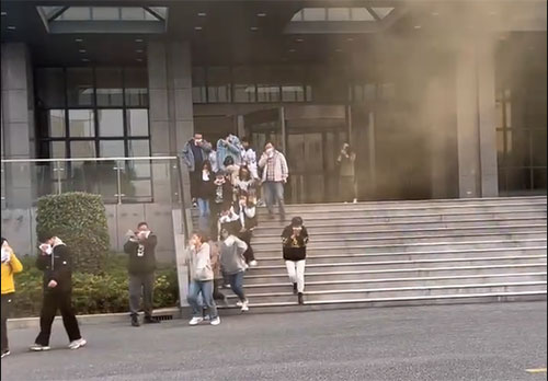 圖片1.jpg 開展應(yīng)急演練? 強化應(yīng)急安全處置能力——上海創(chuàng)力集團開展消防演習活動(圖1)