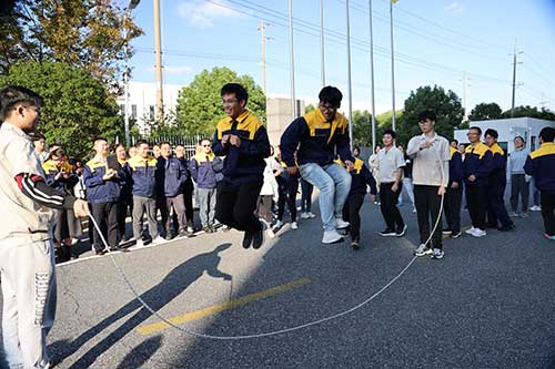 跳長(zhǎng)繩.jpg 秋韻飛揚(yáng) 活力綻放 | 上海創(chuàng)力集團(tuán)秋季運(yùn)動(dòng)會(huì)取得圓滿(mǎn)成功(圖6)