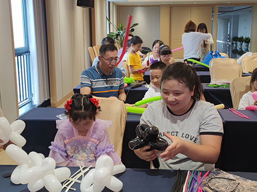 過程4.jpg 【月滿華誕 匠心傳情】創(chuàng)力集團(tuán)舉辦“團(tuán)圓慶華誕”親子活動?(圖5)