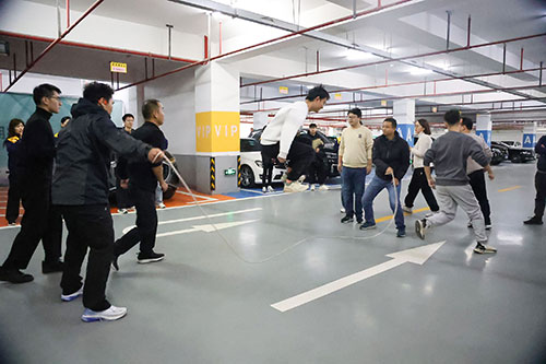 跳長繩2.jpg 躍動創(chuàng)力 智勝未來 | 創(chuàng)力集團2025年主題運動會圓滿落幕(圖11)