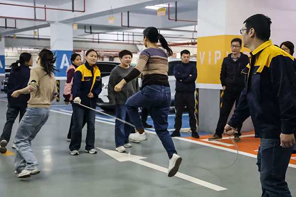 跳長繩1.jpg 躍動創(chuàng)力 智勝未來 | 創(chuàng)力集團2025年主題運動會圓滿落幕(圖10)